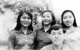 Bác sĩ Đặng Thùy Trâm
(người ngoài cùng, bên phải)
cùng các đồng đội tại Bệnh xá Đức Phổ.
