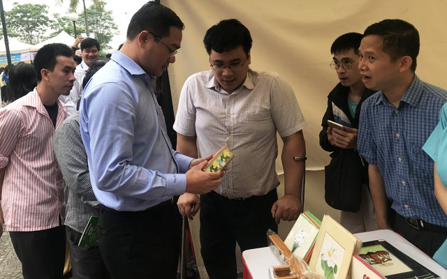 Các đại biểu tham quan gian hang của người khuyết tật.