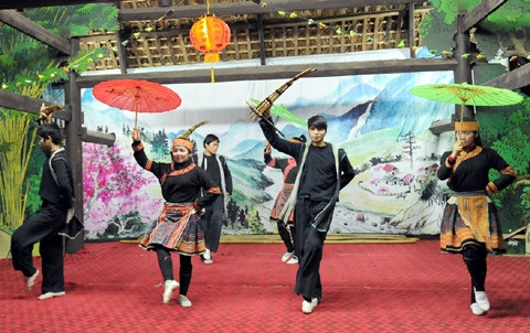 Khu du lịch sinh thái núi Hàm Rồng, Sa Pa (Lào Cai) thường xuyên tổ chức biểu diễn các điệu múa, hát của đồng bào dân tộc, thu hút khách du lịch trong và ngoài nước đến xem.