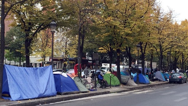 Người di cư dựng lều, bạt trên Đại lộ Flanders ở Paris.