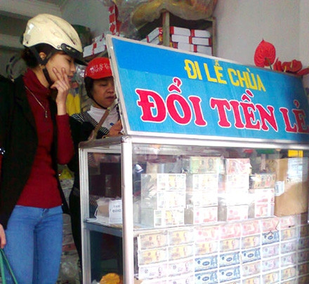 Nhu cầu đổi tiền lẻ của người dân dịp đầu năm mới vẫn rất lớn.