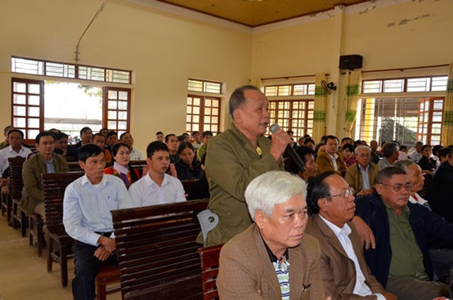 Tổ chức lấy ý kiến của người dân về chủ trương sáp nhập thôn, xóm ở Thanh Chương. (Ảnh: HỮU THỊNH)