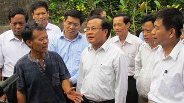 Bí thư Thành uỷ Hà Nội Phạm Quang Nghị nói chuyện với ông Hà Hữu Thể, chủ nhân ngôi nhà đang được JICA giúp đỡ tu bổ.