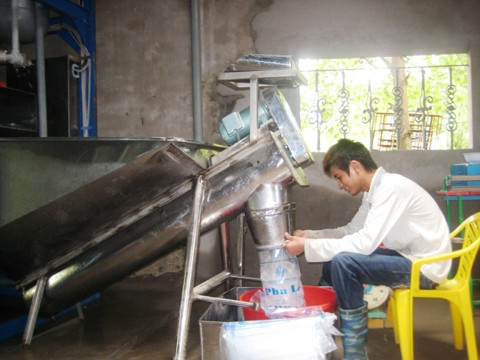 Trong ảnh: Một cơ sở sản xuất đá viên.