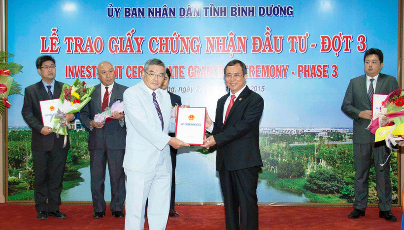Chủ tịch UBND tỉnh Bình Dương Trần Văn Nam (bên phải) trao Giấy chứng nhận đầu tư cho doanh nghiệp FDI.