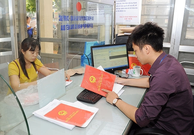 Người dân đăng ký quyền sở hữu đất tại huyện Chương Mỹ (Hà Nội). Ảnh: THANH GIANG.