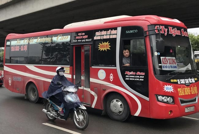 Một xe khách tuyến Thái Bình - Hà Nội vẫn cố tình hoạt động gần Bến xe Mỹ Đình (Hà Nội).