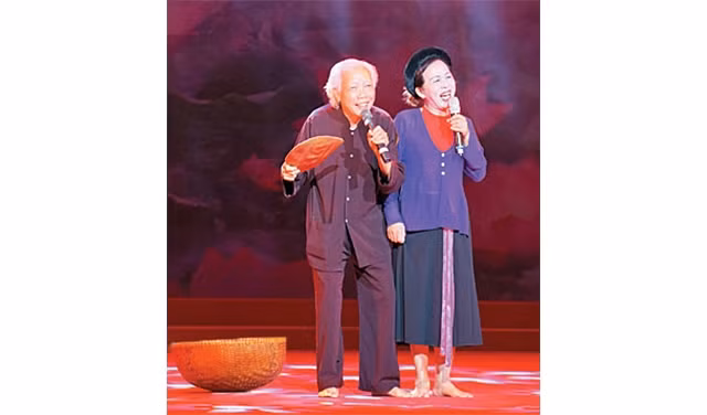 Nghệ nhân Ưu tú Trần Khánh Cẩm (bên trái) trên sân khấu.