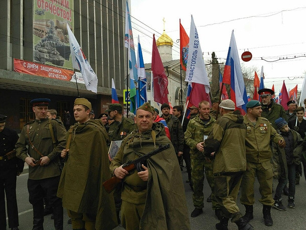 Hàng nghìn người tham gia mít tinh, tuần hành tại thành phố Sevacstopol nhân ngày 23-2-2018 (Ảnh: TASS)