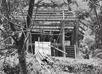 Bộ đội giúp dân tháo dỡ nhà, vận chuyển đến các điểm tái định cư.