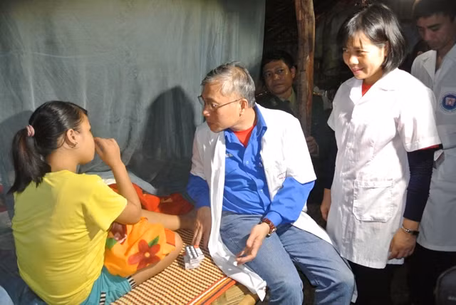 Các chuyên gia Trường đại học Y Hà Nội thăm, khảo sát một gia đình vừa sinh em bé có yếu tố hôn nhân cận huyết thống tại bản Rào Tre, huyện Hương Khê (Hà Tĩnh).