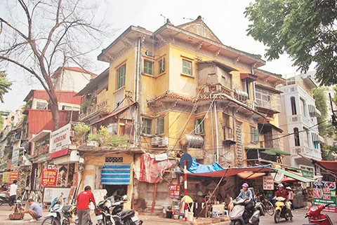 Biệt thự 65 Nguyễn Thái Học - nơi cư trú của rất nhiều văn nghệ sĩ cách mạng - hiện đang xuống cấp khá nghiêm trọng. Ảnh: Đông Mai