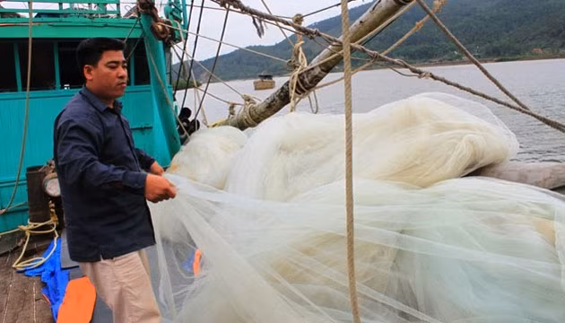 Ông Nguyễn Văn Tuy, xã Ngư Lộc chuẩn bị cho chuyến vươn khơi.