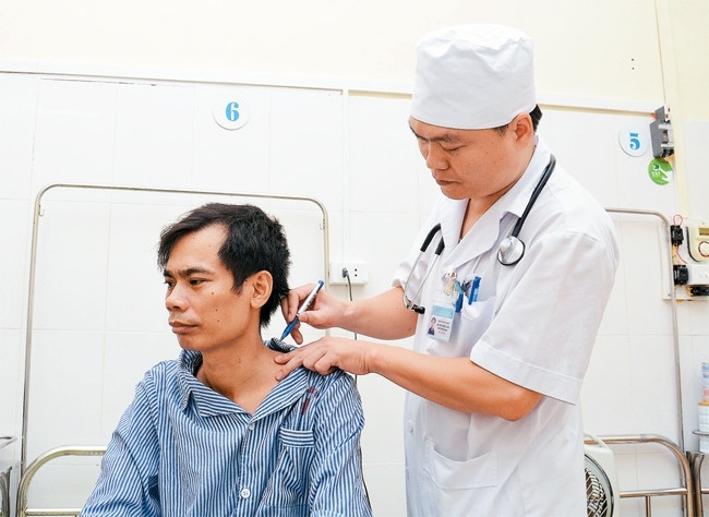 Khám, điều trị cho người bệnh tại Khoa bệnh phổi nghề nghiệp (Bệnh viện Phổi Trung ương). Ảnh: MINH HÀ