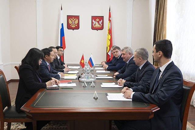 Đại sứ Ngô Đức Mạnh làm việc với Thống đốc tỉnh Voronezh Alexander Gusev.