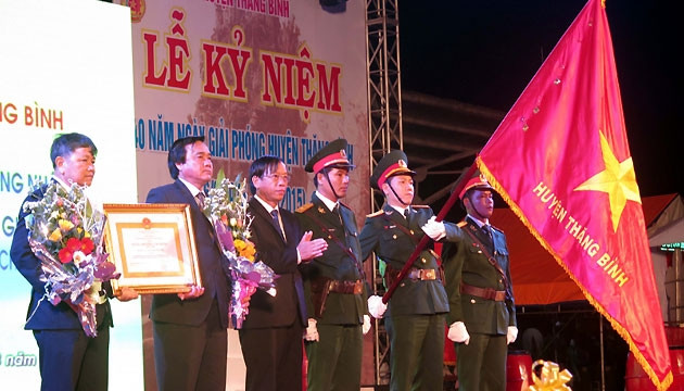 Đảng bộ, nhân dân huyện Thăng Bình đón nhận Huân chương Lao động hạng nhất.