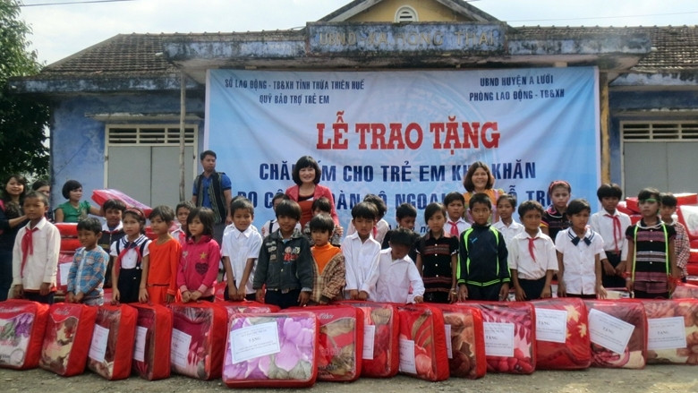 Hơn 150 trẻ em nghèo vùng biên giới A Lưới nhận chăn ấm trong đợt này.