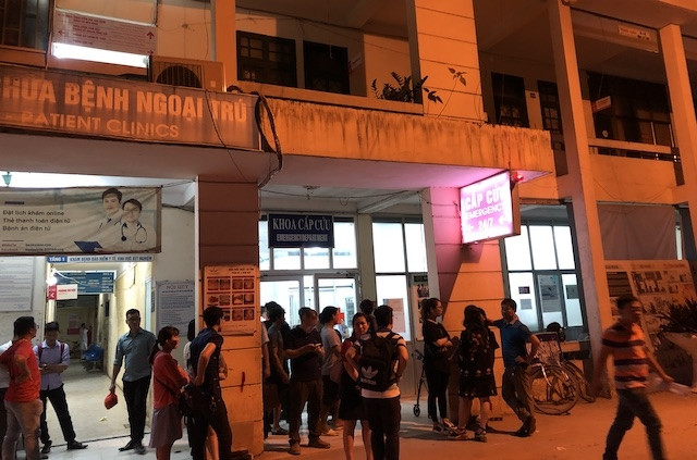 Quang cảnh tại Bệnh viện E tối 6-8, nơi tiếp nhận trường hợp học sinh tử vong do bị bỏ quên trên xe