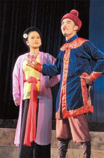 Cảnh trong vở Bài thơ treo dải yếm đào (NH chèo Hà Nam).