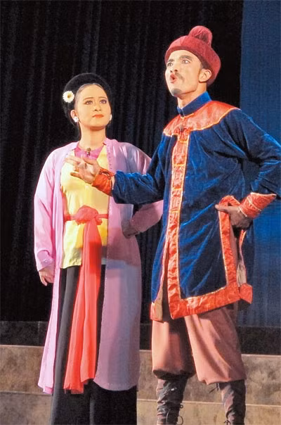 Cảnh trong vở Bài thơ treo dải yếm đào (NH chèo Hà Nam).