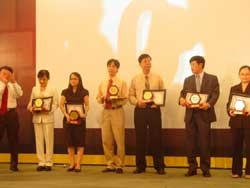 Trao giải cho các doanh nghiệp.