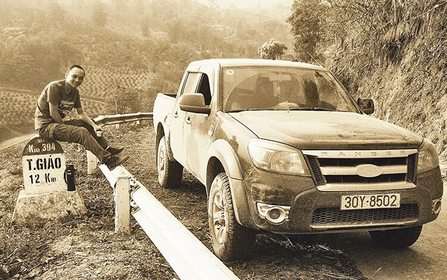 Nhà báo Phạm Trung Tuyến trên đường đi tác nghiệp.