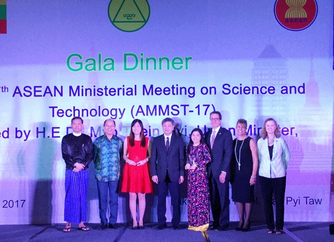 Tiến sĩ Nguyễn Thị Hiệp (đứng thứ tư từ phải sang) tại lễ trao giải diễn ra tối qua tại TP Nay Pyi Taw, Myanmar. 