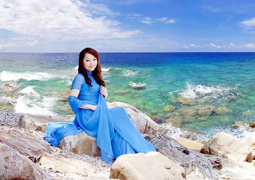 Ca sĩ Khánh Hòa biểu diễn thành công ca khúc Gần lắm Trường Sa.