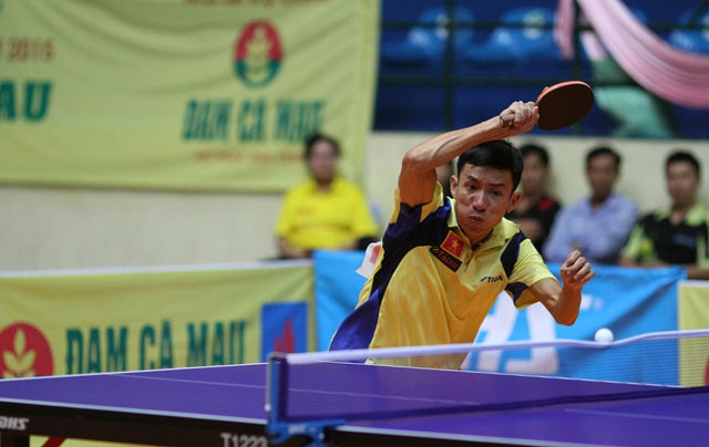 Tuyển thủ quốc gia Đinh Quang Linh (Quân đội) đánh bại tuyển thủ quốc gia Nguyễn Văn Ngọc (Hải Dương) với tỷ số 3-0. Ảnh: HỮU VIỆT