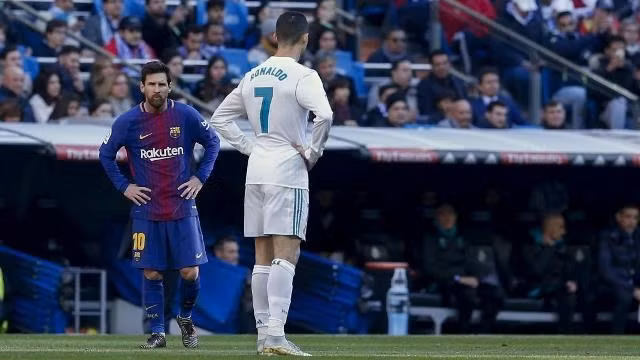 Barca của Messi vẫn bất bại ở La Liga trong khi Ronaldo và các đồng đội đang gánh chịu rất nhiều áp lực. (Ảnh: Marca)