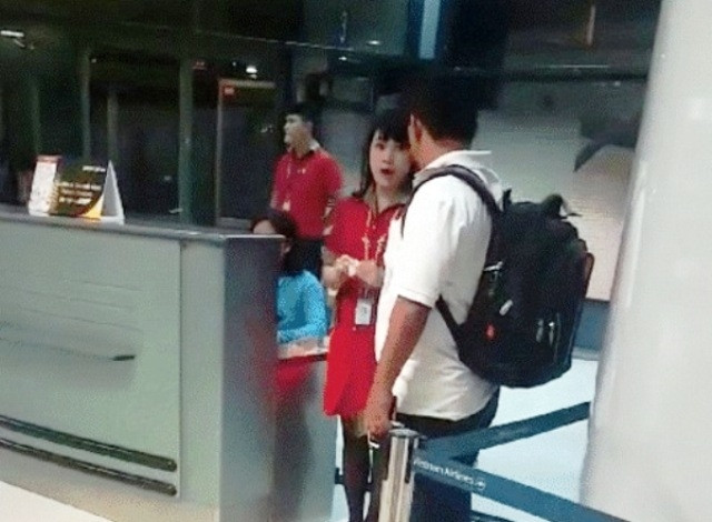 Nữ nhân viên VietJet Air xé vé của hành khách.