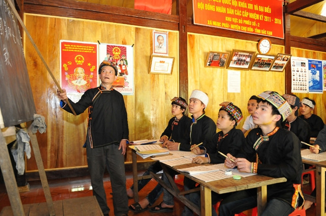 Một lớp dạy chữ Nôm Dao tại bản Cuôn 2, xã Ngọc Phái, huyện Chợ Đồn (Bắc Cạn).