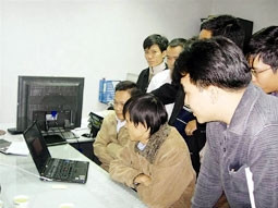 Chuyên gia bảo mật mạng Phùng Anh Tuấn
đang chỉ ra một lỗi bảo mật của mạng
MobiFone tại trụ sở MobiFone.