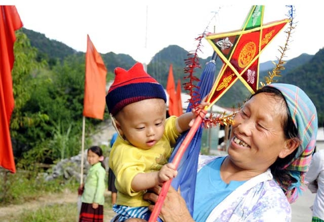  Niềm vui Trung thu của trẻ vùng cao.