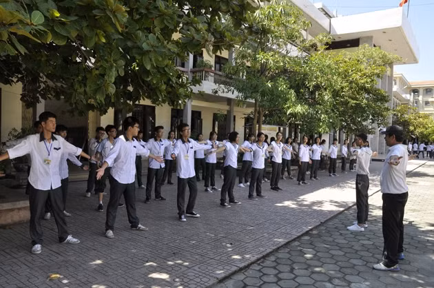 Học sinh Trường THPT chuyên Lê Hồng Phong (Nam Định) trong giờ tập thể dục.