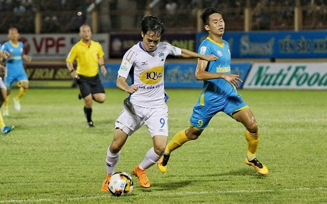 Tiền đạo Văn Toàn (áo trắng) thi đấu nổi bật trong chiến thắng trước Sanna Khánh Hòa với một cú đúp.