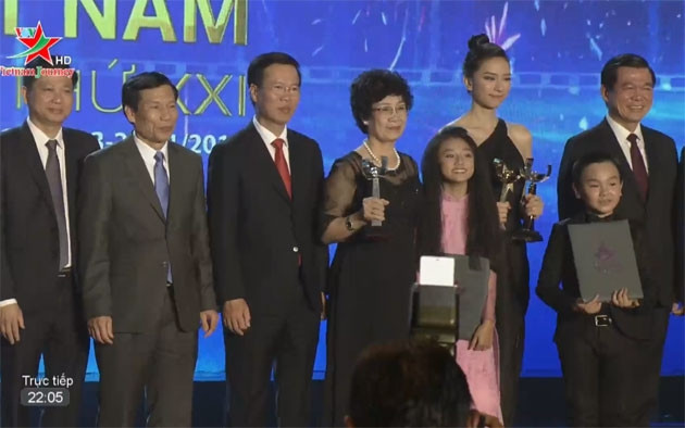 Các vị lãnh đạo Đảng, Nhà nước chụp ảnh lưu niệm cùng các nghệ sĩ tại lễ bế mạc LHP.