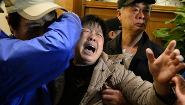 Người nhà nạn nhân chuyến bay MH370 đau khổ khi nghe tin Thủ tướng Ma-lai-xi-a N.Ra-dắc thông báo chiếc máy bay rơi ở Ấn Độ Dương, không ai sống sót.