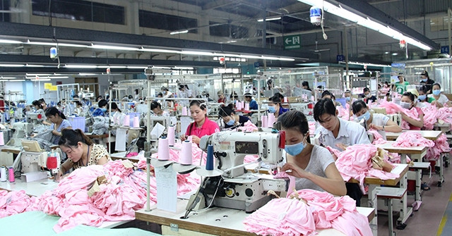 Sản xuất hàng may mặc tại Công ty TNHH Quốc tế Chutex, Khu công nghiệp Sóng Thần (thị xã Dĩ An, Bình Dương).