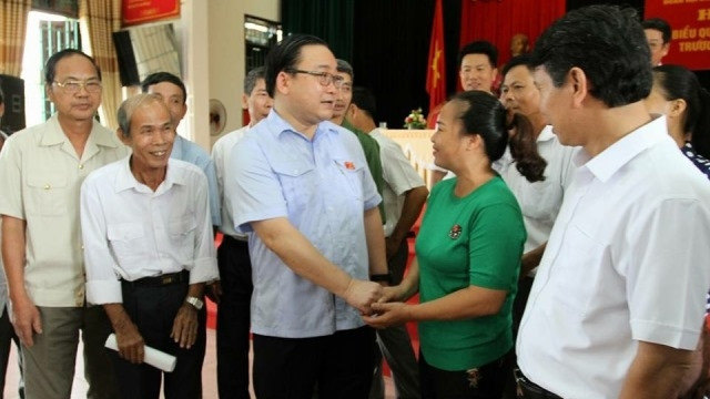 Đồng chí Hoàng Trung Hải trò chuyện với cử tri huyện Ba Vì.