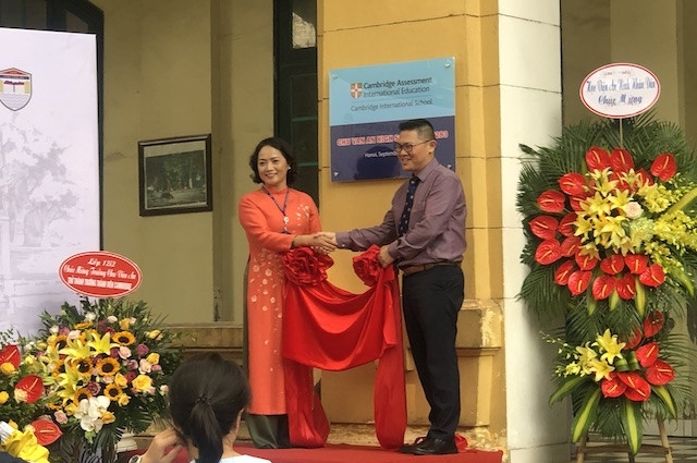 Hiệu trưởng Trường THPT Chu Văn An Lê Mai Anh (bên trái ảnh) và ông Melvyn Lim, Giám đốc quốc gia của Cambridge International tại Việt Nam, Myanmar, Campuchia và Lào tại buổi lễ