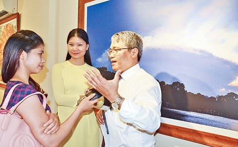 Nhà báo Hà Hồng cùng đồng nghiệp tại buổi khai mạc triển lãm. Ảnh: Duy Linh