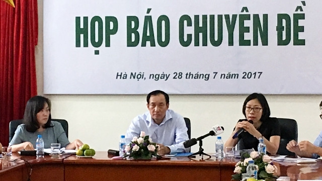 Đại diện lãnh đạo Vụ Quản lý chứng khoán (ngoài cùng bên phải) giới thiệu những quy định mới về quản trị công ty.