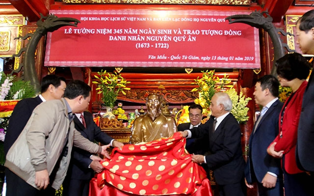 Lễ trao tặng tượng danh nhân Nguyên Quý Ân.