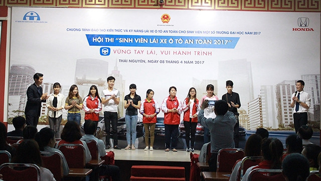 Đại học Bách khoa giành ngôi quán quân “Sinh viên lái xe ô-tô an toàn"