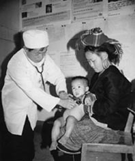 Khám bệnh, chăm sóc sức khỏe
cho trẻ em ở Trạm y tế xã Khun Háng
(Phong Thổ, Lai Châu).