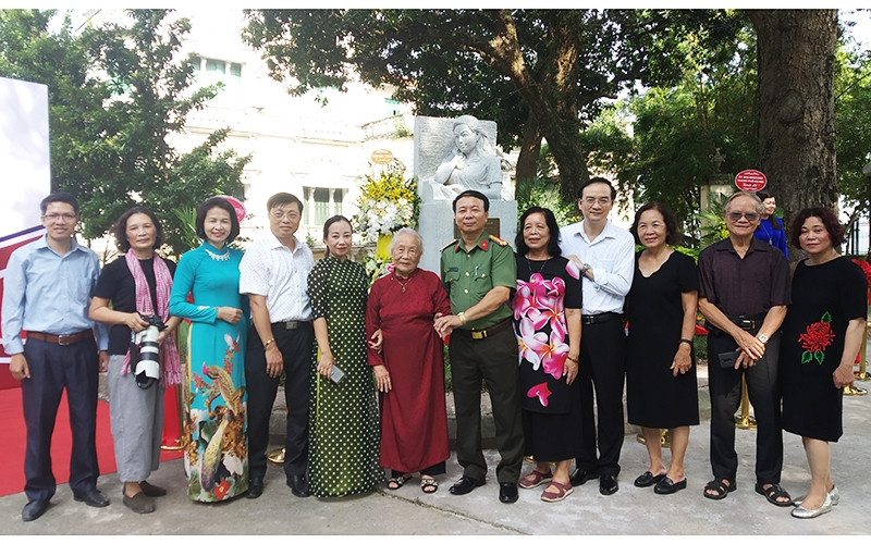 Bà Doãn Ngọc Trâm (đứng giữa), mẹ của liệt sĩ Đặng Thùy Trâm tại lễ khánh thành.