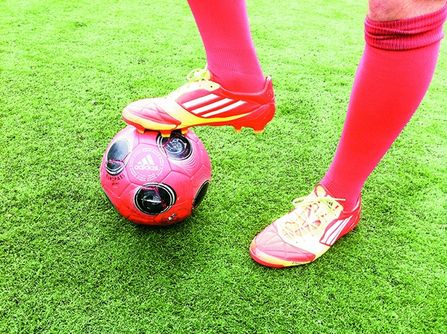 Ngày nay, những đôi giày lòe loẹt không còn bị ác cảm như trước. Ảnh: soccer.com