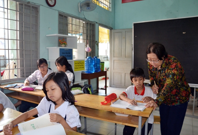 Cô Loan tận tình dạy dỗ các em nhỏ trong lớp học tình thương.