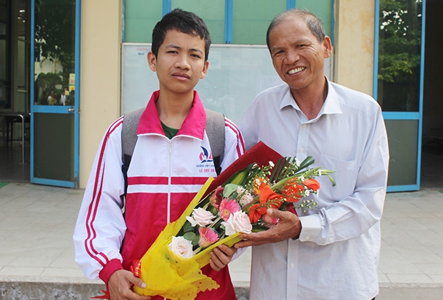 Học sinh Thái Xuân Đăng vinh dự đạt giải Nhất môn Tin học cùng cha mình.